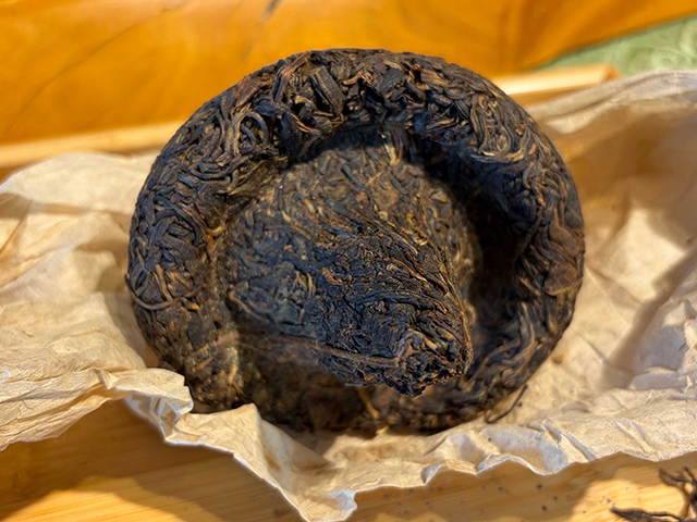 图为猛景茶庄90年代黑标蘑菇沱青沱