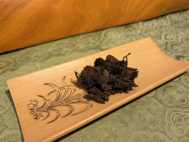 图为猛景茶庄90年代黑标蘑菇沱青沱
