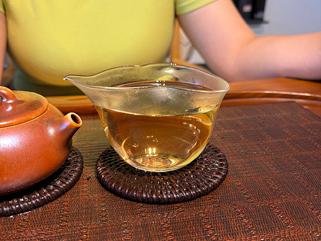 图为猛景茶庄90年代黑标蘑菇沱青沱