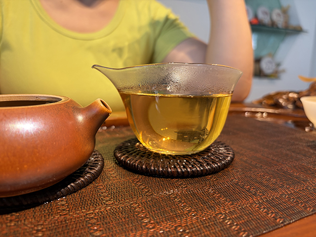 图为猛景茶庄90年代黑标蘑菇沱青沱
