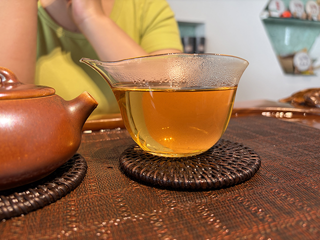 图为猛景茶庄90年代黑标蘑菇沱青沱