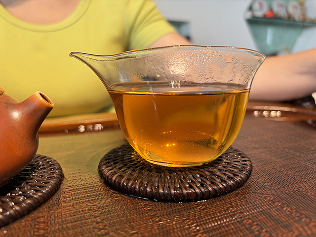 图为猛景茶庄90年代黑标蘑菇沱青沱