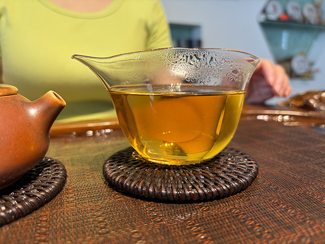 图为猛景茶庄90年代黑标蘑菇沱青沱