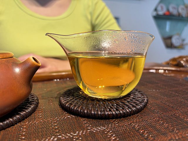 图为猛景茶庄90年代黑标蘑菇沱青沱