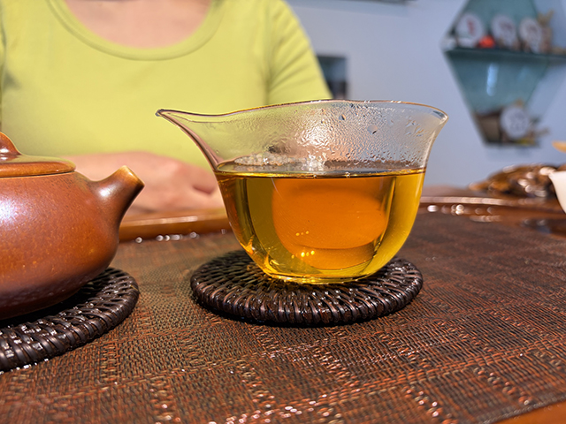 图为猛景茶庄90年代黑标蘑菇沱青沱