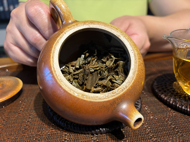 图为猛景茶庄90年代黑标蘑菇沱青沱