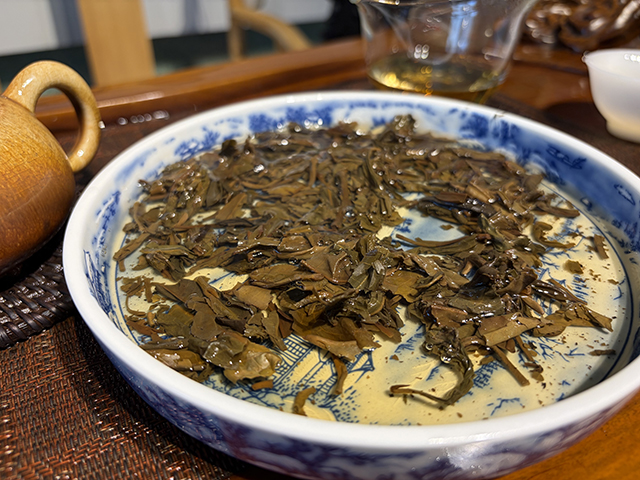 图为猛景茶庄90年代黑标蘑菇沱青沱