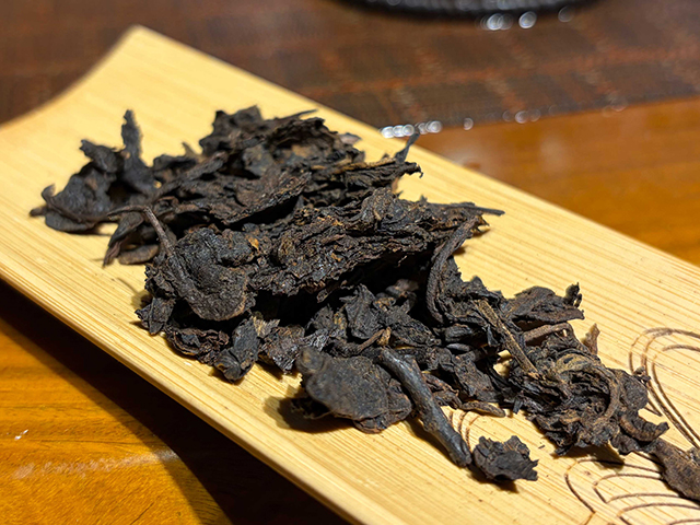 图为私藏茶1999年磨菇沱熟沱
