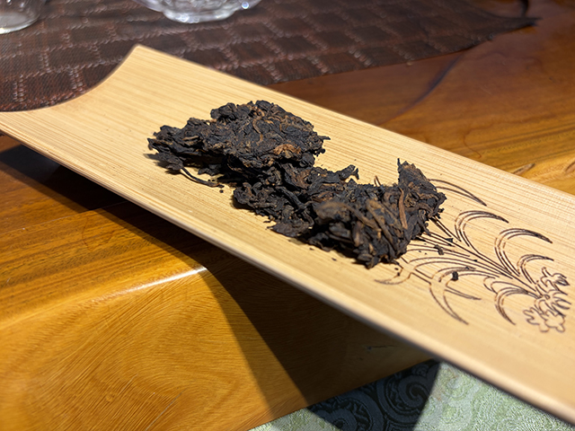 图为紫爵龙2015年普洱熟茶
