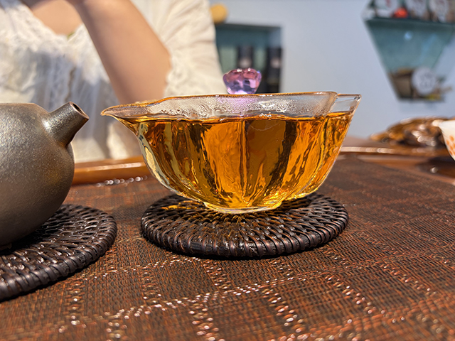 图为紫爵龙2015年普洱熟茶