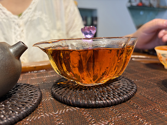 图为紫爵龙2015年普洱熟茶