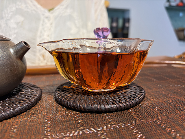 图为紫爵龙2015年普洱熟茶