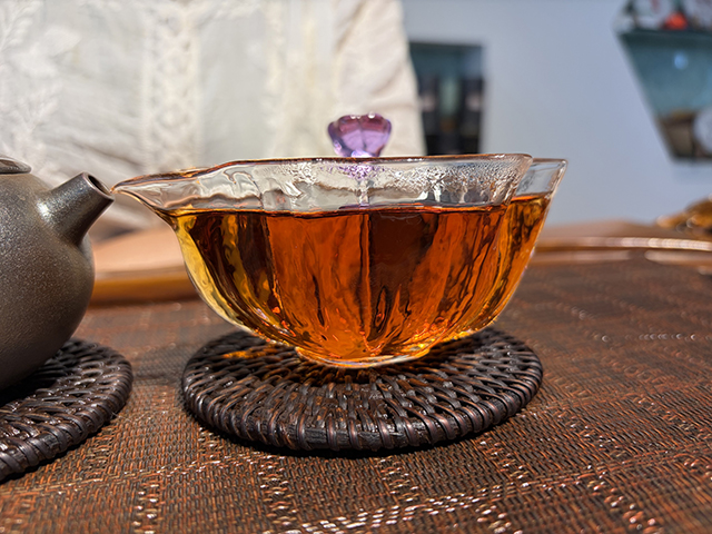 图为紫爵龙2015年普洱熟茶