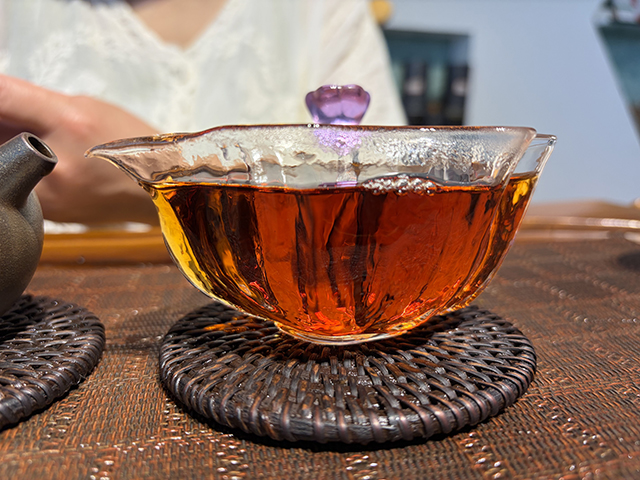 图为紫爵龙2015年普洱熟茶