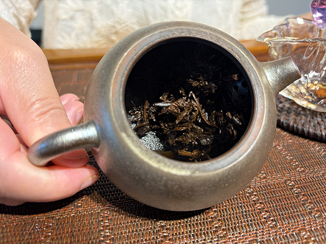 图为紫爵龙2015年普洱熟茶