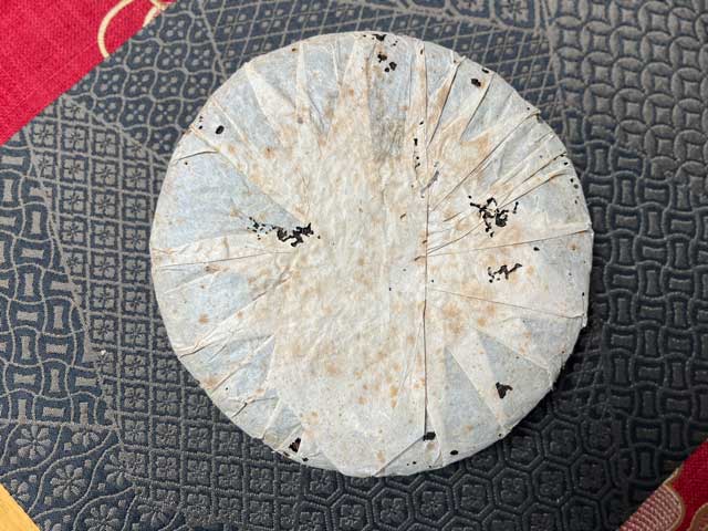图为2003年易武私家茶400克饼