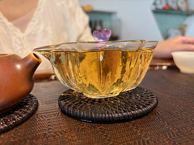 图为2003年易武私家茶400克饼