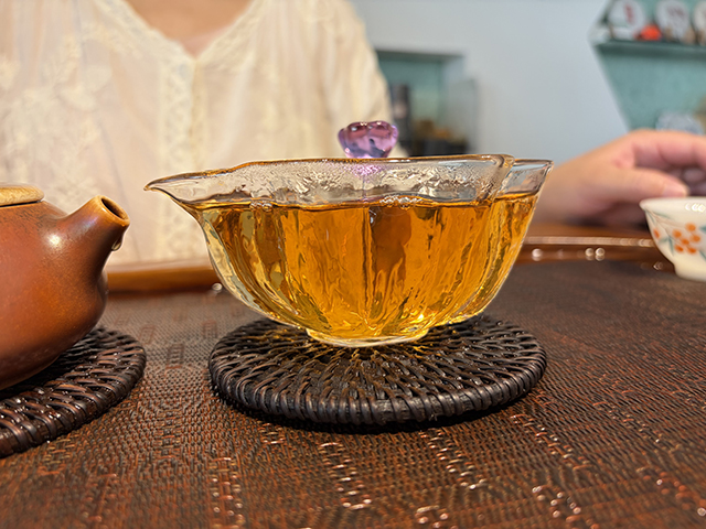图为2003年易武私家茶400克饼