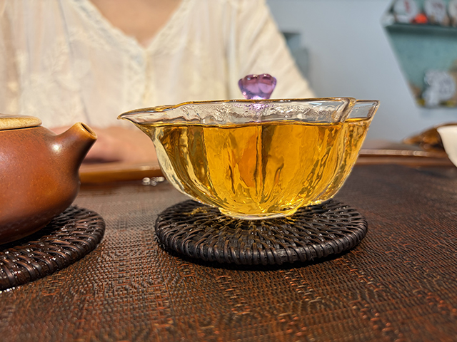 图为2003年易武私家茶400克饼