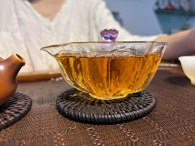 图为2003年易武私家茶400克饼
