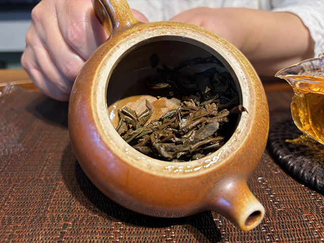 图为2003年易武私家茶400克饼