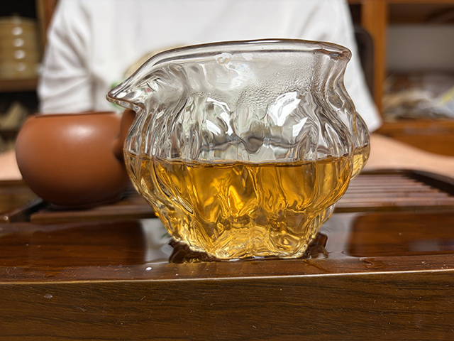 图为老东瓜1998年易武古茶王青饼