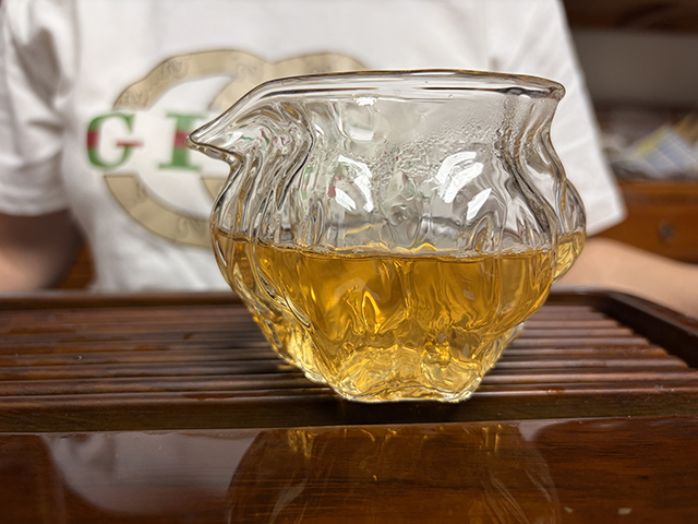 图为老东瓜1998年易武古茶王青饼