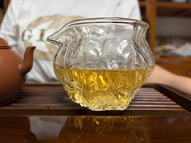 图为老东瓜1998年易武古茶王青饼