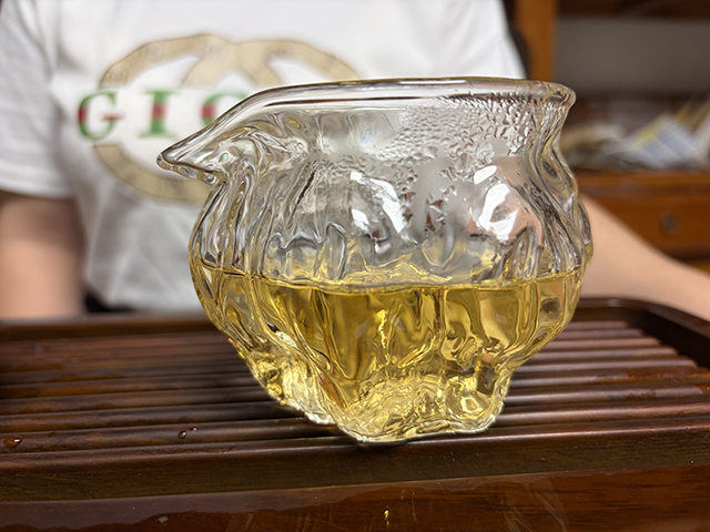 图为老东瓜1998年易武古茶王青饼