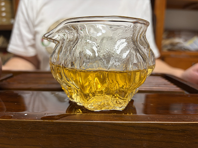 图为老东瓜1998年易武古茶王青饼