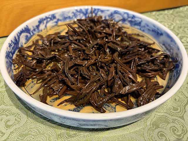 图为90年代绿印野生乔木青饼