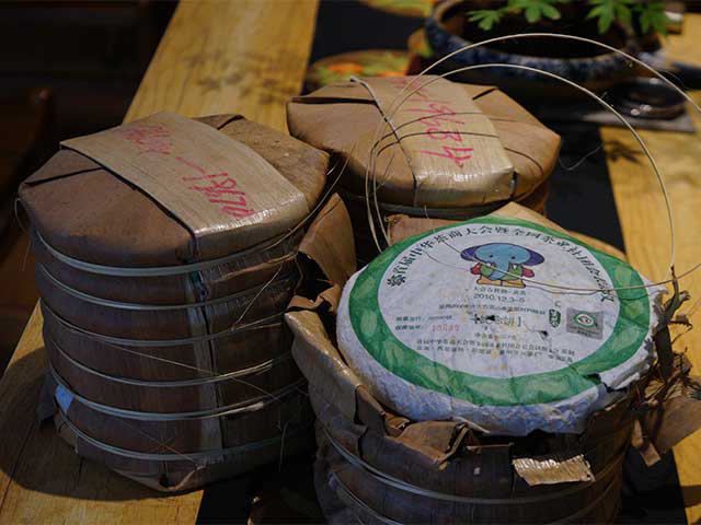 图为象明茏兴茶厂2010年首届中华茶商大会纪念饼茗茗大象饼