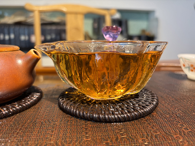 图为90年代鼎兴茶庄青饼