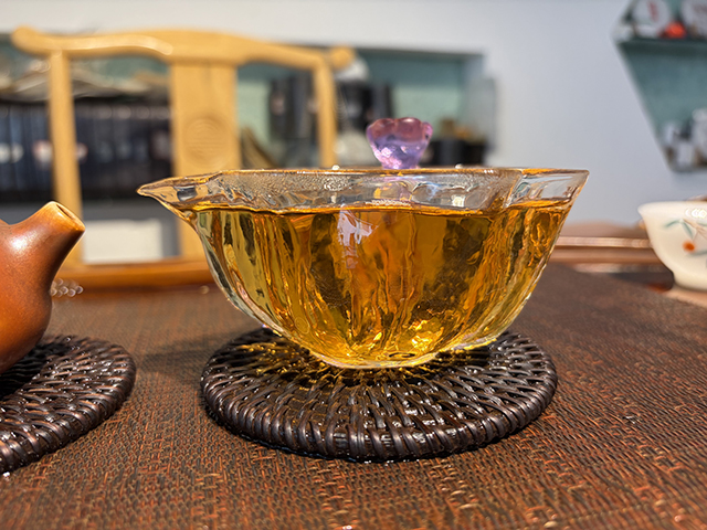 图为90年代鼎兴茶庄青饼