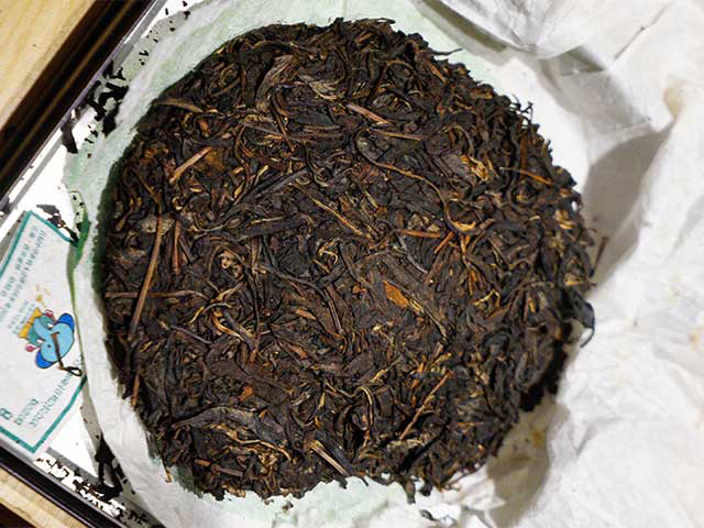 图为象明茏兴茶厂2010年首届中华茶商大会纪念饼茗茗大象饼