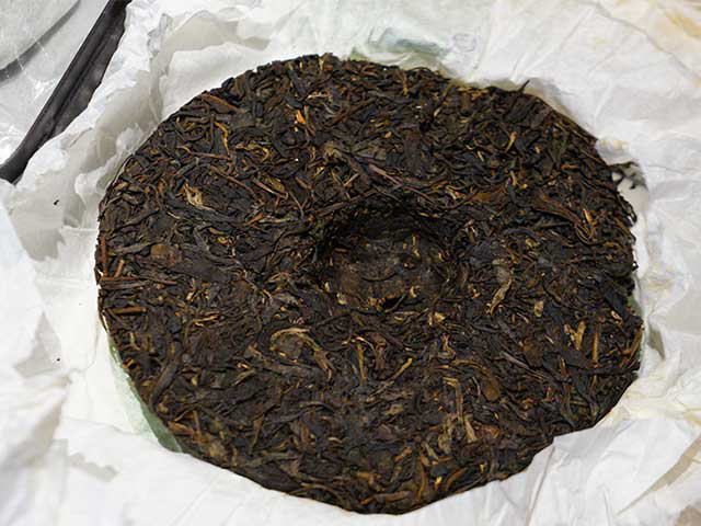 图为象明茏兴茶厂2010年首届中华茶商大会纪念饼茗茗大象饼