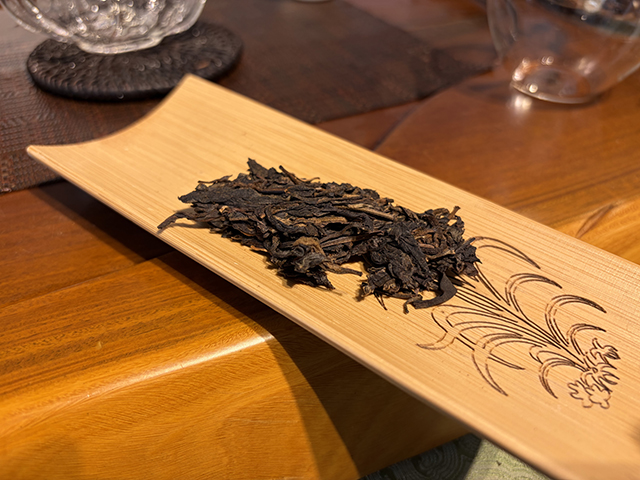 图为象明茏兴茶厂2010年首届中华茶商大会纪念饼茗茗大象饼