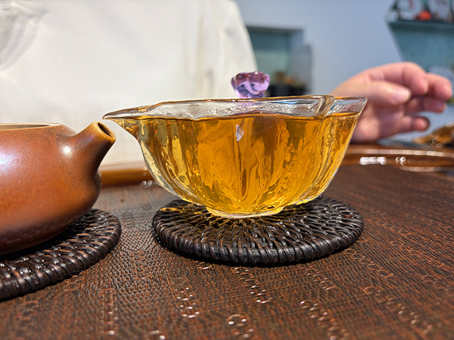 图为象明茏兴茶厂2010年首届中华茶商大会纪念饼茗茗大象饼