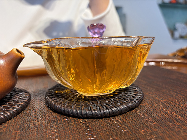 图为象明茏兴茶厂2010年首届中华茶商大会纪念饼茗茗大象饼