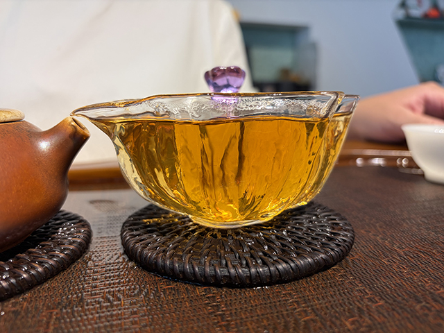 图为象明茏兴茶厂2010年首届中华茶商大会纪念饼茗茗大象饼