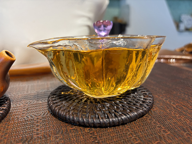 图为象明茏兴茶厂2010年首届中华茶商大会纪念饼茗茗大象饼