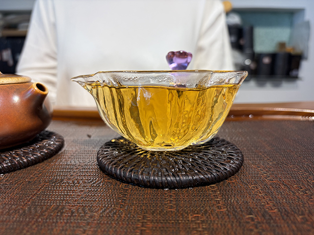 图为象明茏兴茶厂2010年首届中华茶商大会纪念饼茗茗大象饼