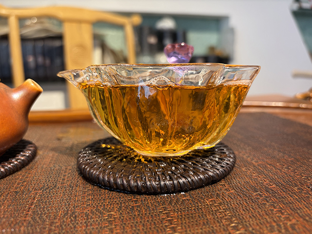 图为象明茏兴茶厂2010年首届中华茶商大会纪念饼茗茗大象饼