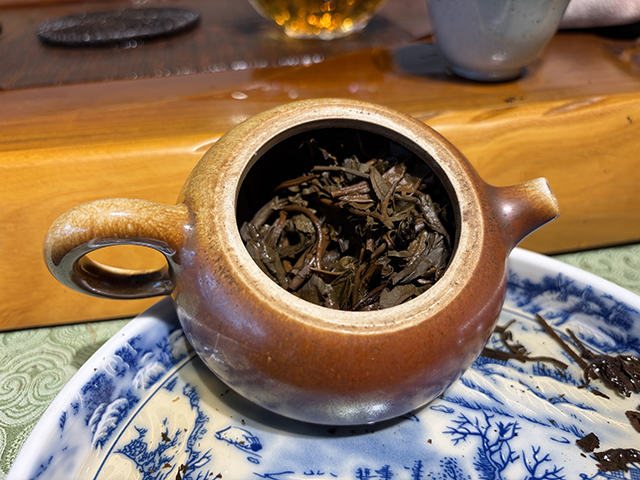 图为象明茏兴茶厂2010年首届中华茶商大会纪念饼茗茗大象饼