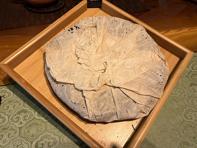 图为90年代荣升号易武正山青饼