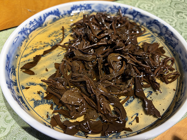 图为90年代荣升号易武正山青饼