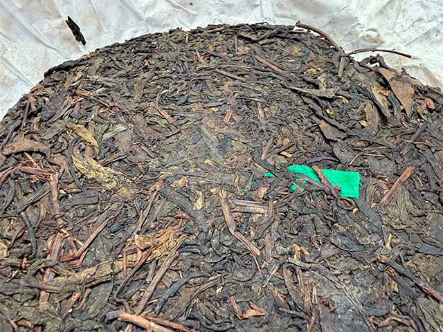 图为海鑫堂2000年野生古茶青饼