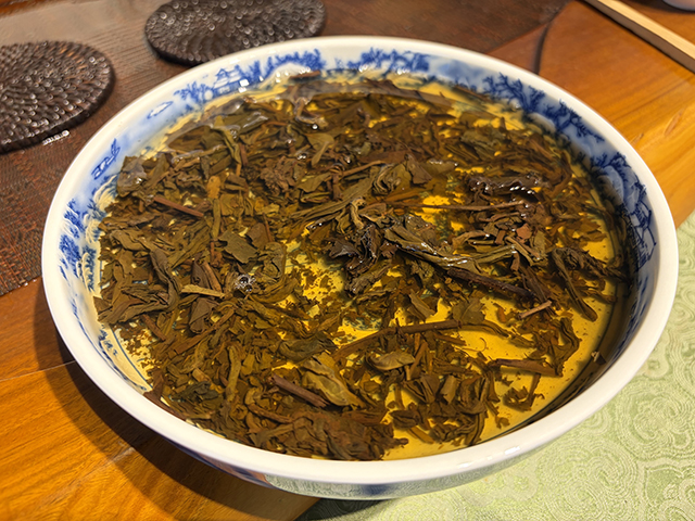 图为海鑫堂2000年野生古茶青饼