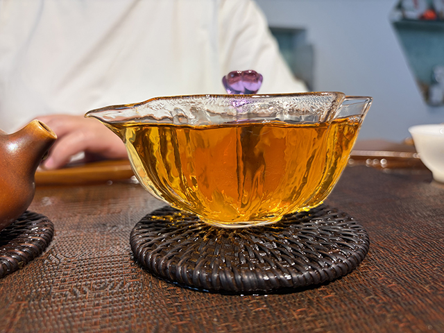 图为海鑫堂2000年野生古茶青饼
