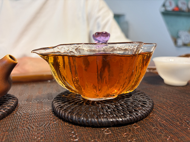 图为海鑫堂2000年野生古茶青饼